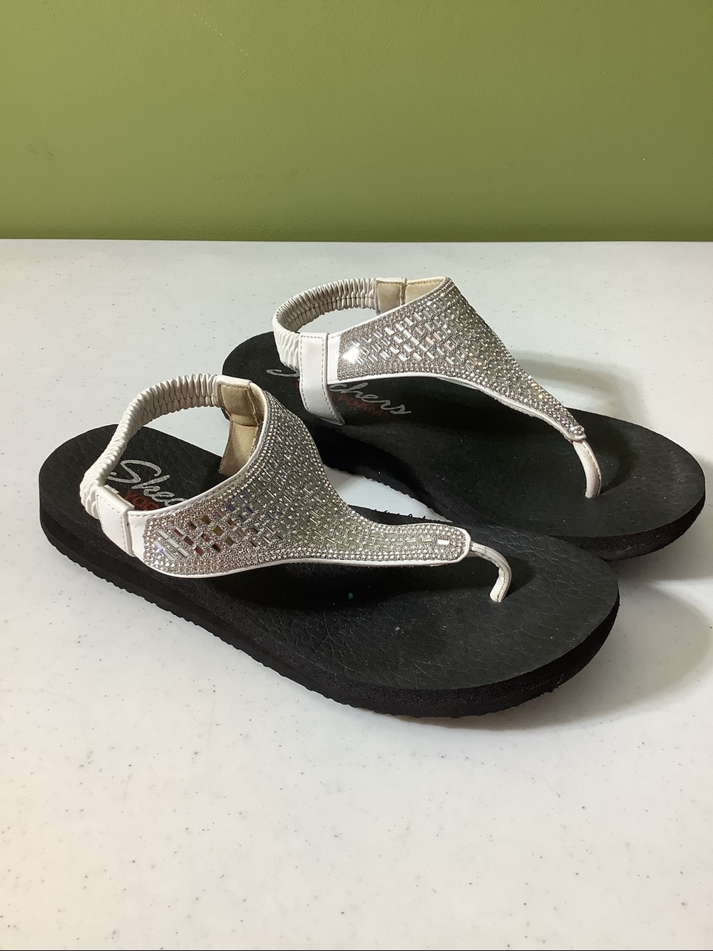 Skechers Meditation Luxe bone with silver accents thong sandals, size  7 - Picture 2 of 6